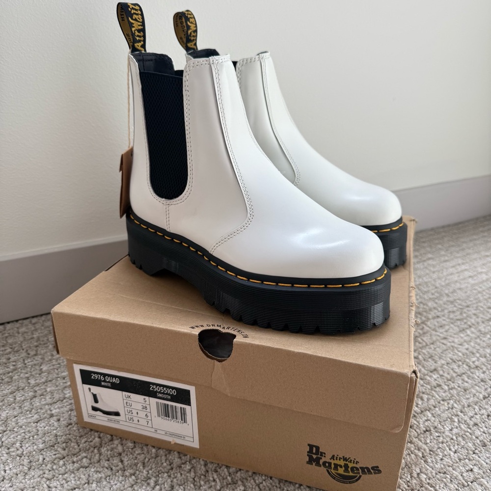 *NIB* DR. MARTENS 2976 WHITE SMOOTH LEATHER PLATFORM CHELSEA BOOTS size 7